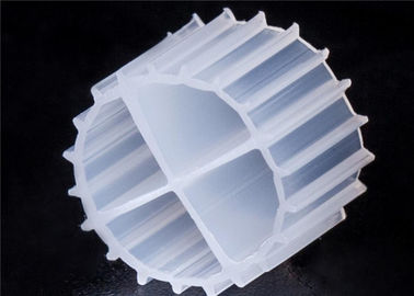 comprare Medi filtranti MBBR di colore bianco con materiale HDPE vergine e lunga durata di vita per RAS online manufacture