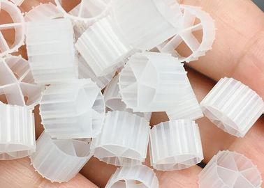 Biofilm MBBR Portatore di filtri caldo per l'allevamento di gamberetti RAS Trattamento dell'acqua 10*7mm