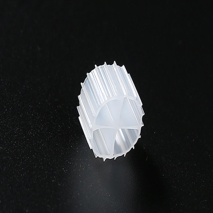 Portatore di biofilm ad alta efficienza MBBR Filter Media 11mm X 7mm Dimensione e colore bianco