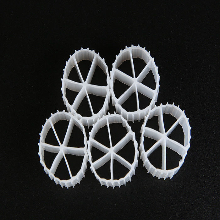 Trattamento delle acque reflue MBBR Filter Media 0.96 - 0.98g/Cm3 Densità con tecnologia A/O del serbatoio anaerobico di colore bianco