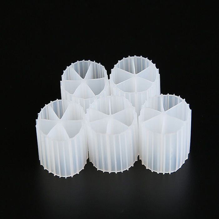 Trattamento delle acque reflue MBBR Filter Media 0.96 - 0.98g/Cm3 Densità con tecnologia A/O del serbatoio anaerobico di colore bianco