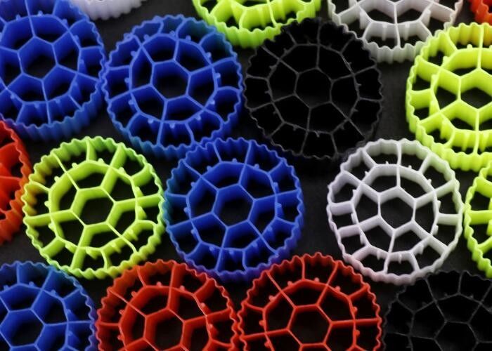 Fabbrica cinese K1 kaldnes materiale plastico per allevamenti ittici supporti biotrasportatori galleggianti per l'acquacoltura RAS mbbr reattore HDPE FDA SAFTY