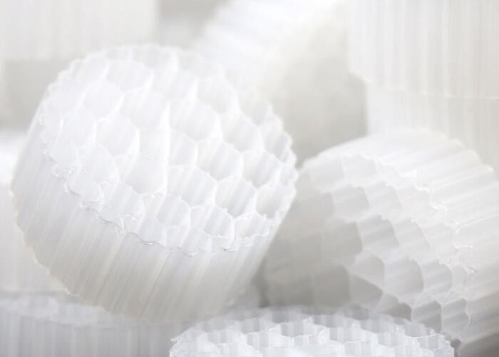 Medi filtranti MBBR di formula speciale con materiale HDPE vergine e colore bianco nero per RAS