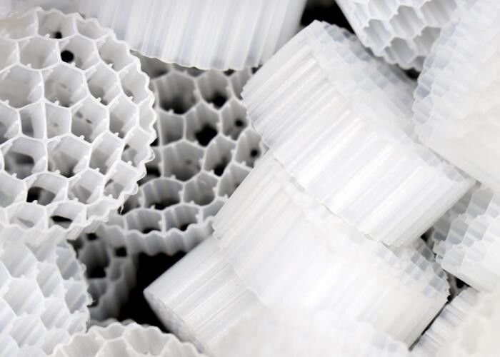 Medi filtranti MBBR di formula speciale con materiale HDPE vergine e colore bianco nero per RAS