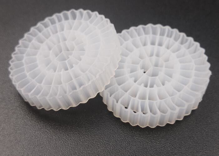 Materiale HDPE vergine MBBR Bio Media K5 Bianco Colore Con Dimensione 25*4mm Per attrezzature IFAS
