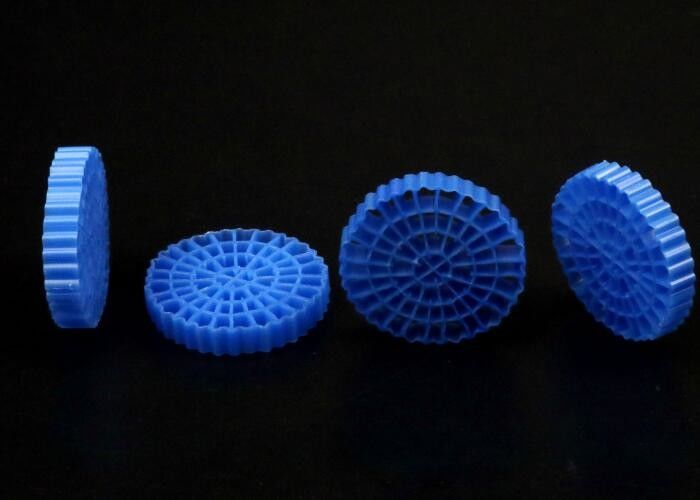 Pesci da stagno di acquario colore blu MBBR vettore galleggiante grande superficie >1200M2/M3 tecnologia SBR 25*4mm media