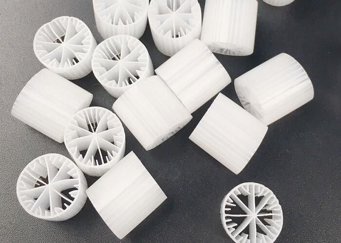 Trattamento dell'acqua in serbatoio anaerobico Ecofriendly MBBR Bio Media 15*15mm Grande superficie