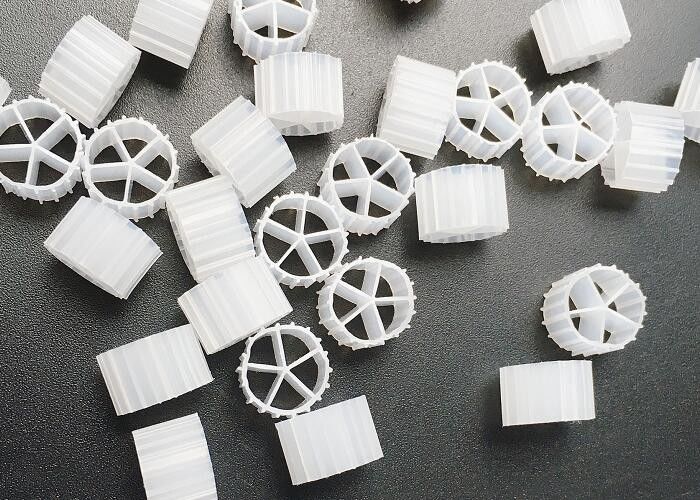 Biofilm MBBR Portatore di filtri caldo per l'allevamento di gamberetti RAS Trattamento dell'acqua 10*7mm