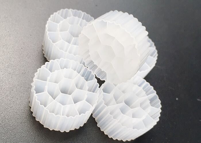 Hdpe K3 Biocell MBBR Medi di trattamento dell'acqua 25*12mm 600m2 / M3 Grande superficie