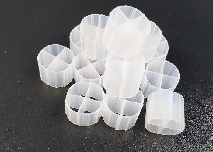 Medi filtranti biocellulari di alta qualità con materiale HDPE vergine e colore bianco per RAS