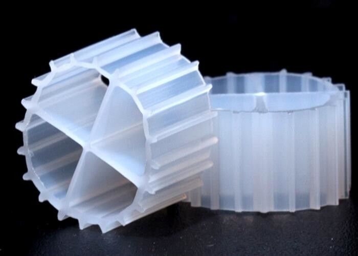 Colore bianco MBBR Media Biofilm Carrier con Super Decarburization e materiale HDPE vergine