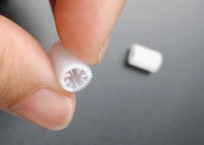 Materiale HIPS vergine MBBR Filter media fluttuante Micro biopipe media per il trattamento delle acque reflue