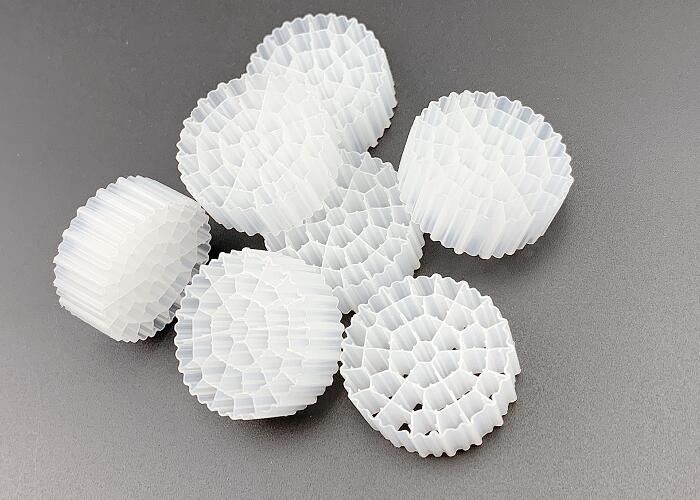 Medi filtranti in HDPE K1 di colore bianco PE37 per migliorare la qualità dell'acqua