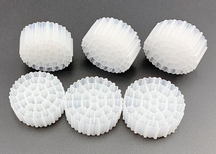 Medi filtranti in HDPE K1 di colore bianco PE37 per migliorare la qualità dell'acqua