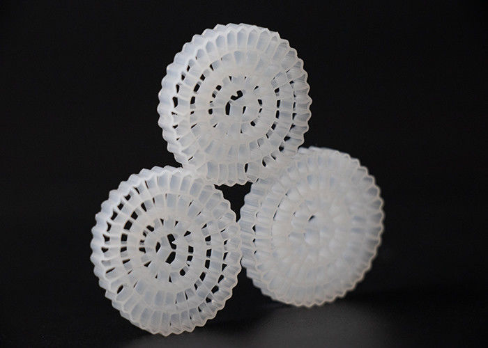 Materiale HDPE vergine MBBR Bio Media Bianco Colore E 25*4mm Dimensione Alta Superficie MBBR