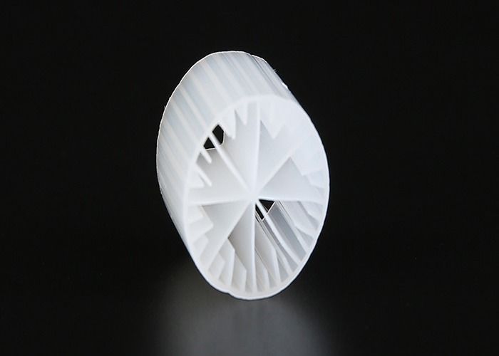 Colore bianco MBBR Filter Media 15*15mm Dimensione Materiale HDPE per il trattamento delle acque reflue