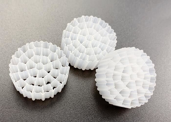 Medi filtranti in plastica MBBR di colore bianco