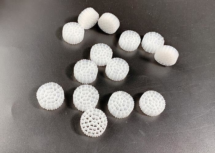 Reattore a biofilm a letto mobile pozzo galleggiante Kaldnes Filter Media 37 stanze 800m2/m3