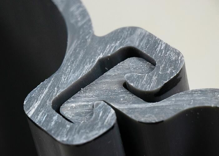 Piastra di PVC in vinile grigio spessore 10 mm tipo U con estrusione